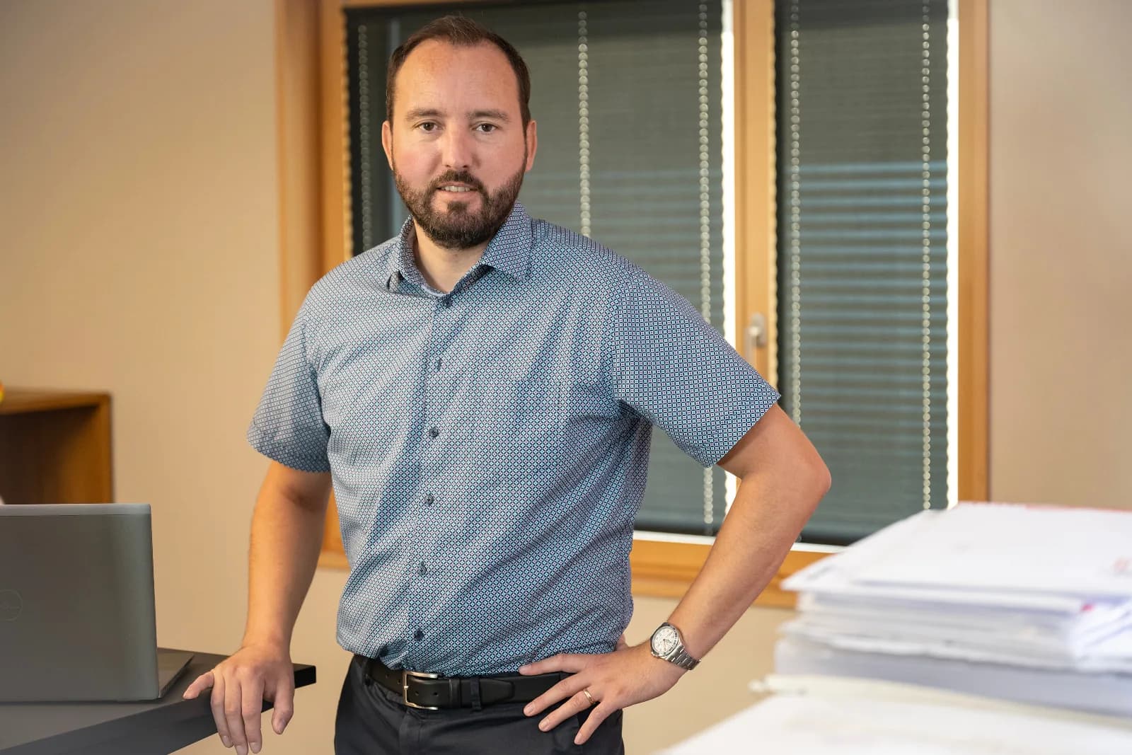 Armando Tanner, Inhaber und Geschäftsführer der Cumprova GmbH, im Büro