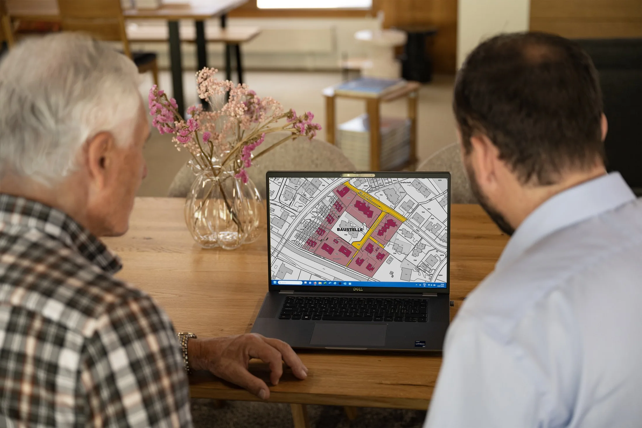 Armando Tanner bespricht den Perimeterplan mit einem Auftraggeber am Laptop