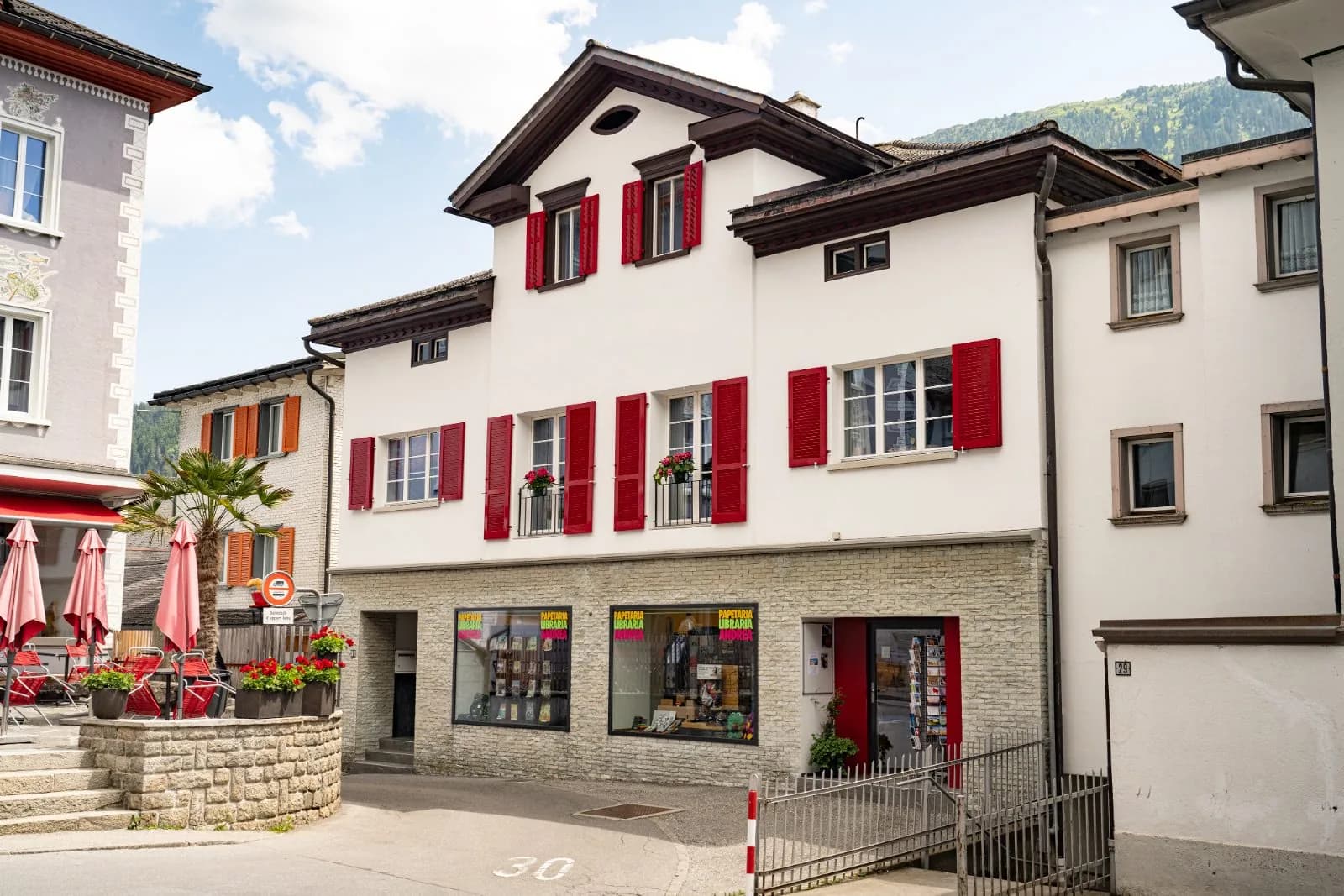 Das Gebäude des Cumprova-Standorts im Dorfkern von Disentis/Mustér