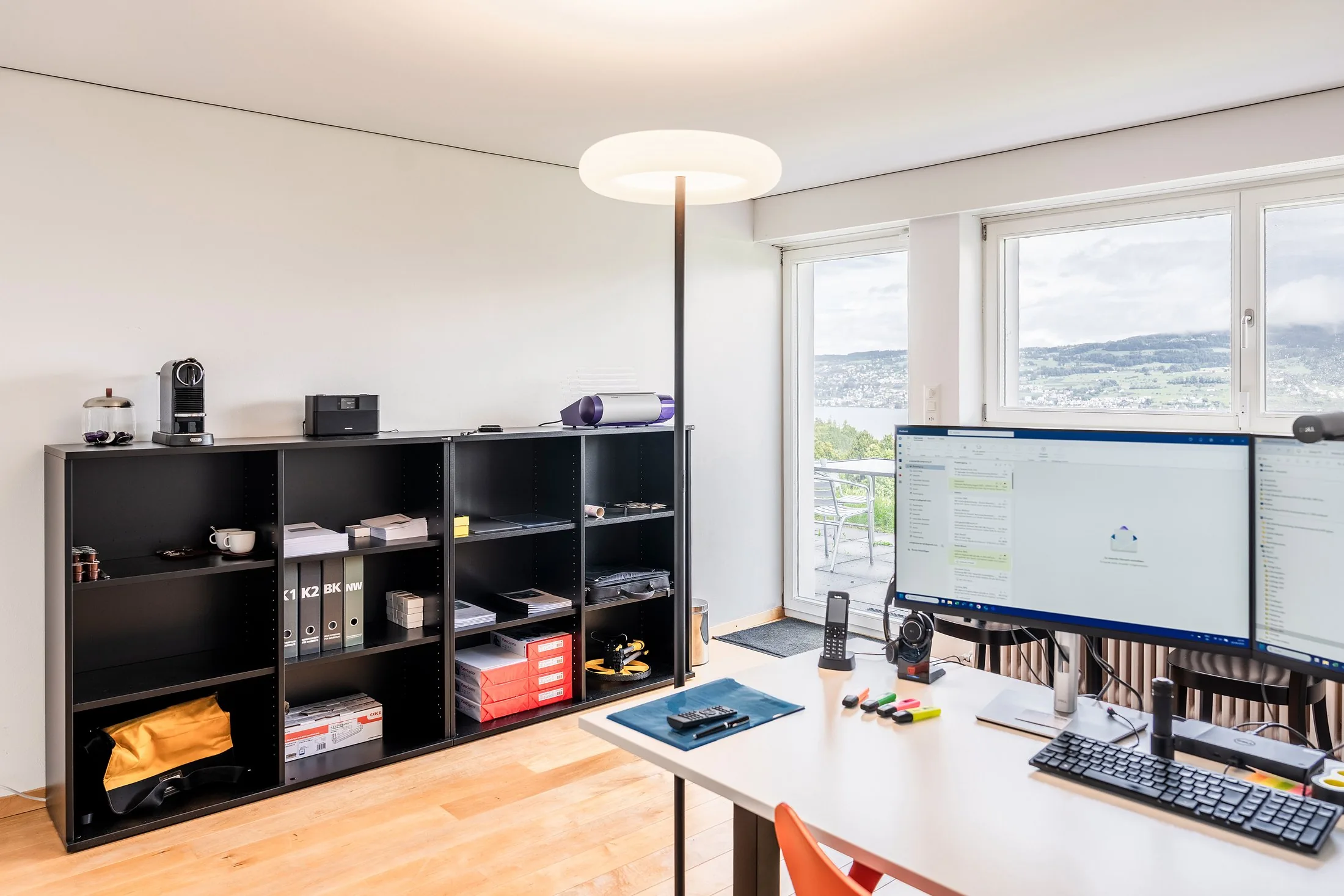 Büro der Cumprova GmbH in Horgen mit Blick auf den Zürichsee