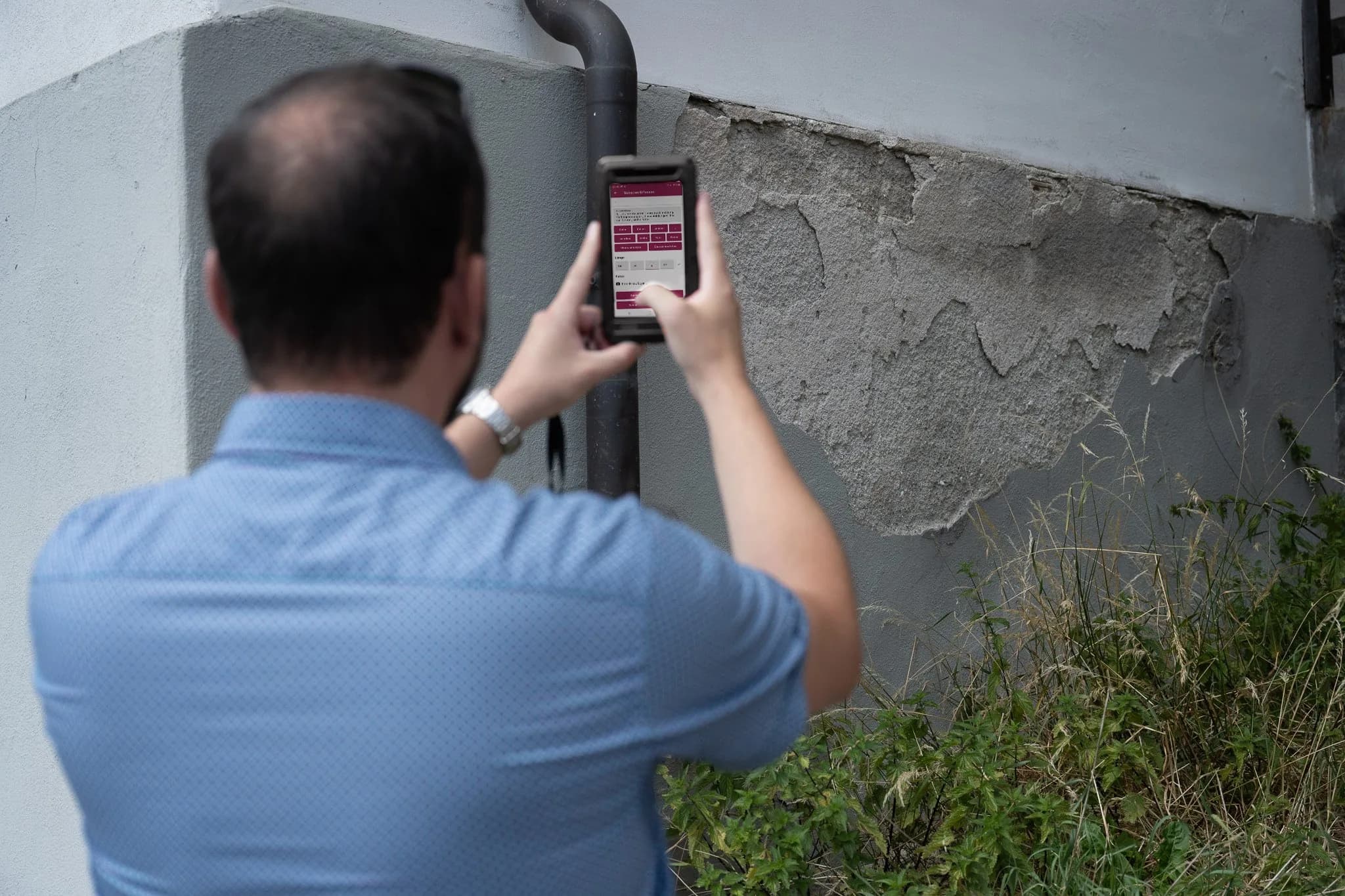 Aufnahme einer abgeplatzten Sockelverkleidung mit dem Smartphone