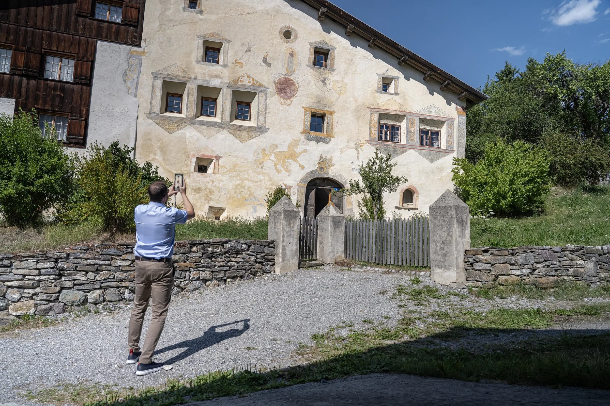 Aufnahme eines Bündner Steinhauses mit Bruchsteinmauerwerk in der Surselva