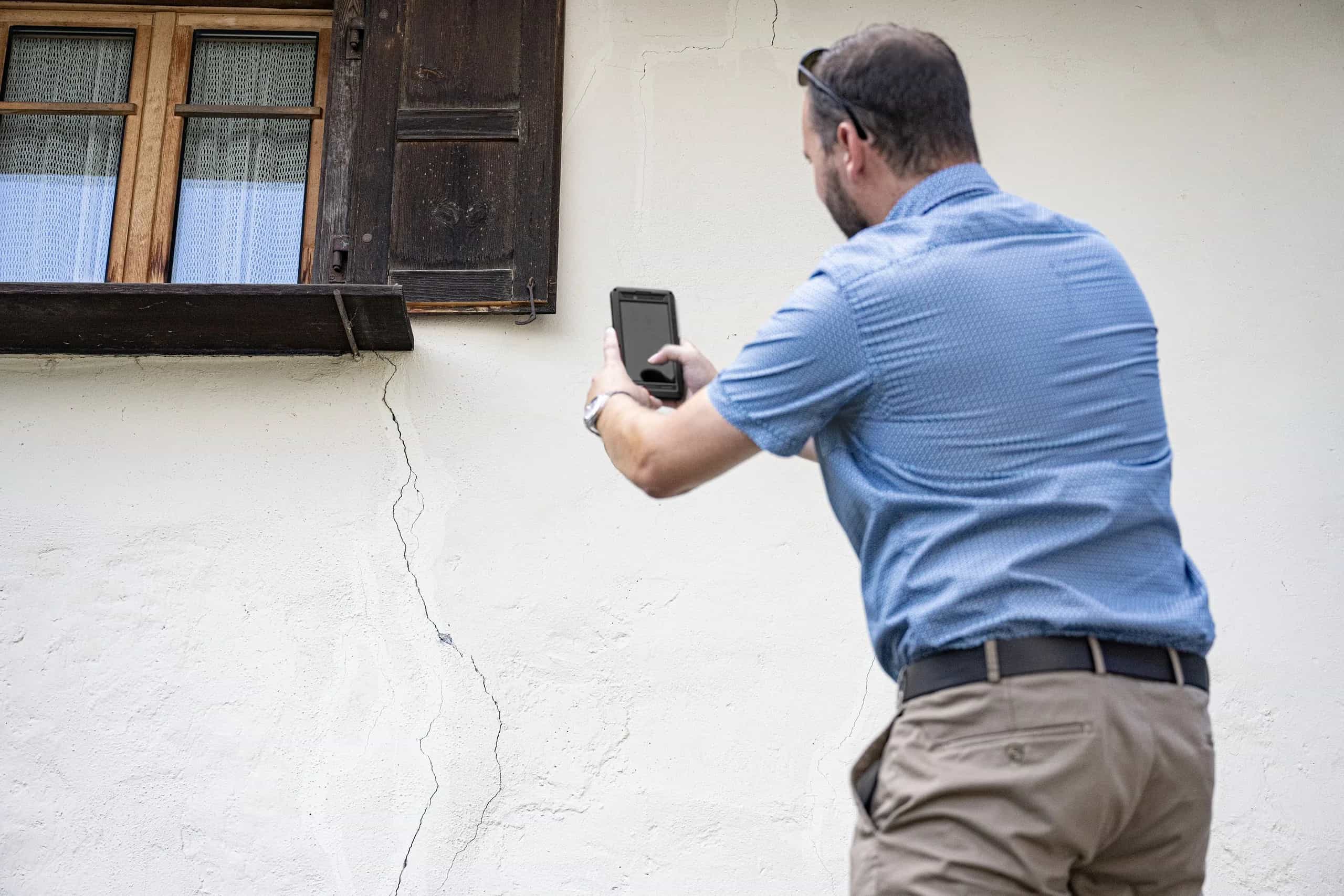 Aufnahme eines Risses an einer bestehenden Fassade vor Baubeginn