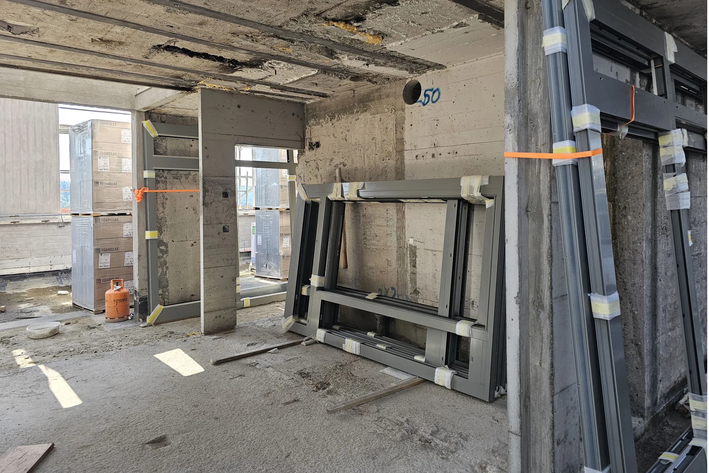 Rohbau mit gelagerten Fensterelementen während einer Bauinventur