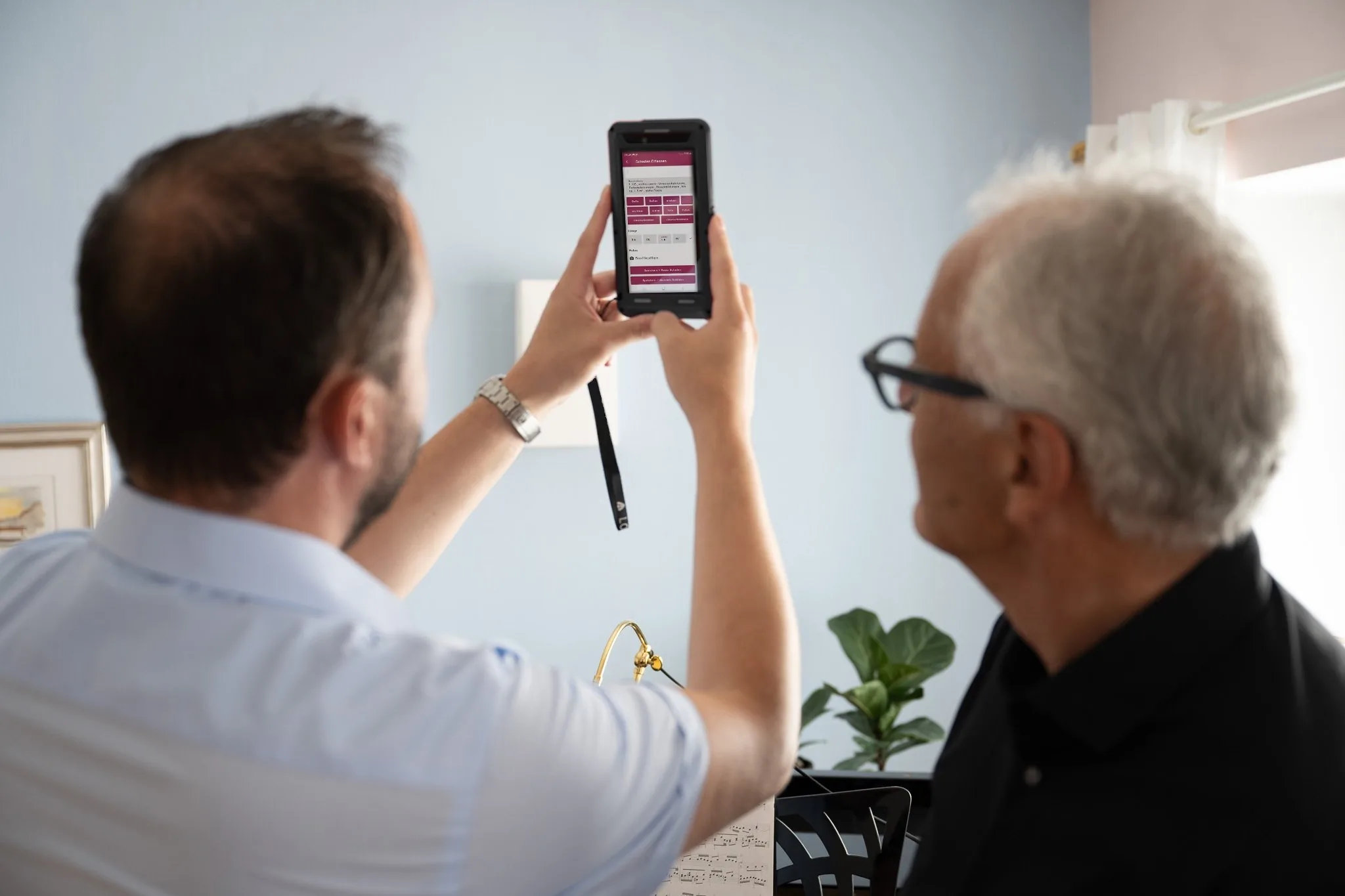 Aufnahme eines Risses in der Wand mit der Cumprova App im Beisein des Eigentümers